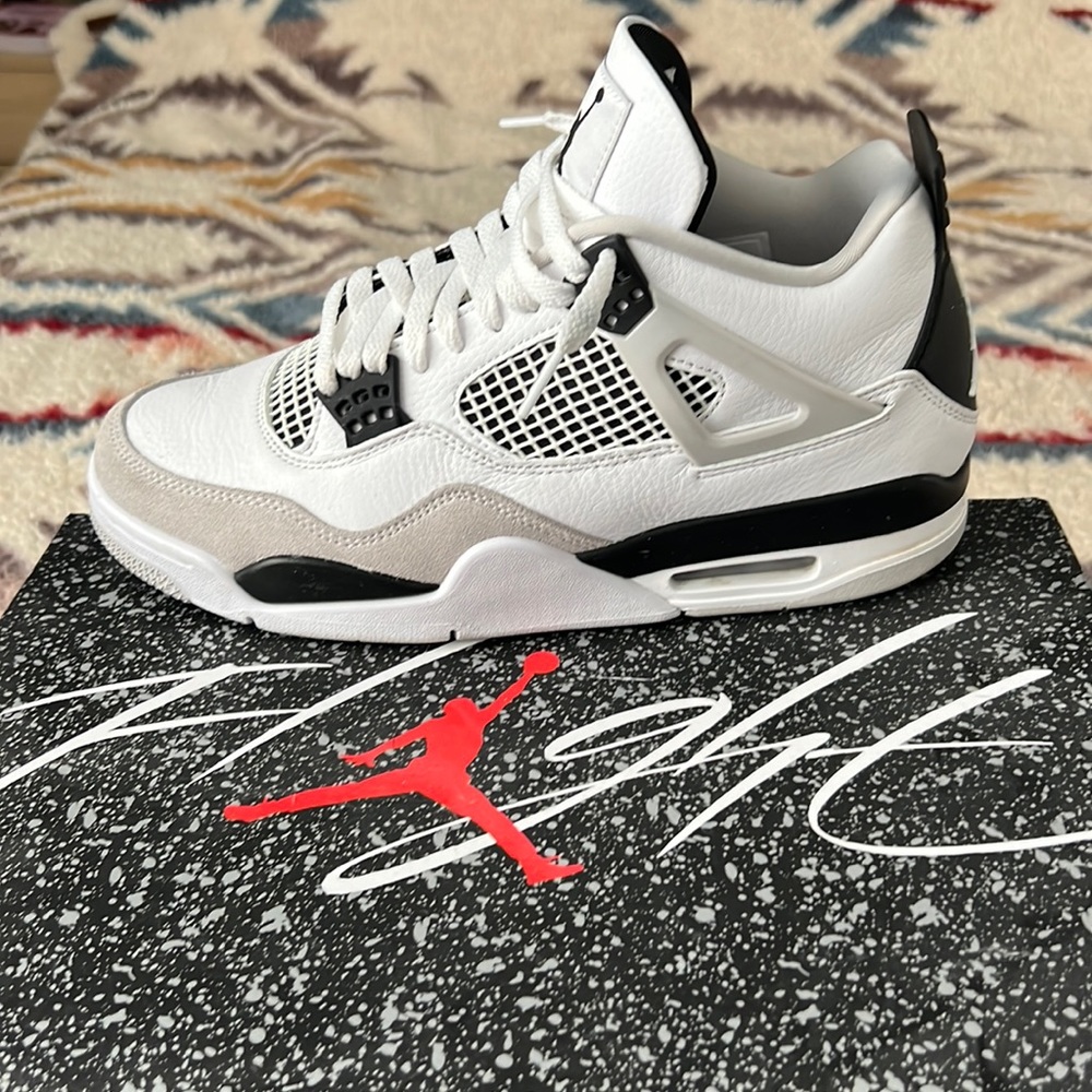 Air Jordan 4 Retros 9.5 men’s 11 women’s